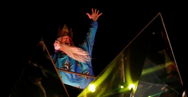 El Rey Melchor saluda durante la cabalgata de los Reyes Magos que ha recorrido hoy el paseo de la Castellana de Madrid. EFE/Juan Carlos Hidalgo