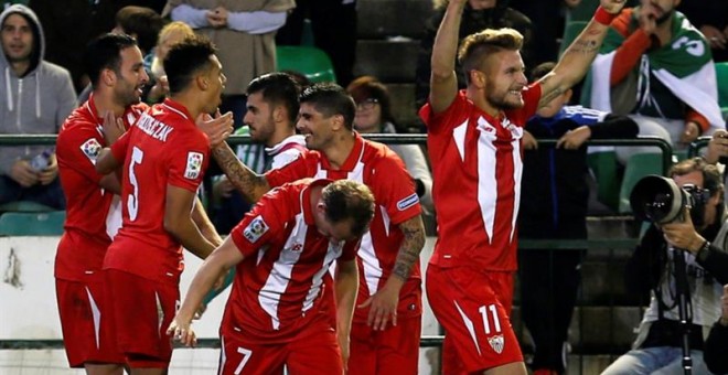Krychowiak celebra con sus compañeros su gol al Betis. EFE/José Manuel Vidal
