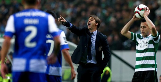 Julen Lopetegui da instrucciones a sus jugadores en el partido contra el Sporting. /EFE