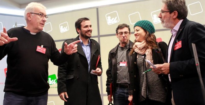 El dirigente de IU, Alberto Garzón, junto al coordinador federal, Cayo Lara, y los miembros del partido, José Luis Centella y Adolfo Barrena, entre otros. - EFE