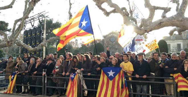 Centenares de personas concentradas a las puertas del Parlament para celebrar el acuerdo de investidura. EP