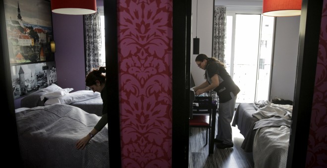 Unas camareas arreglan las habitaciones de un hotel de la marca JC Rooms en Madrid. REUTERS / Andrea Comas