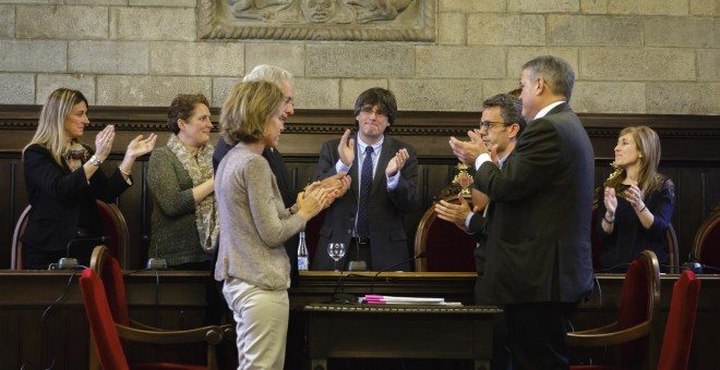 El nuevo presidente electo catalán, Carles Puigdemont, en el  salón de plenos del Ayuntamiento de Girona donde ha oficializado su renuncia a la alcaldía de la ciudad. EFE/David Borrat