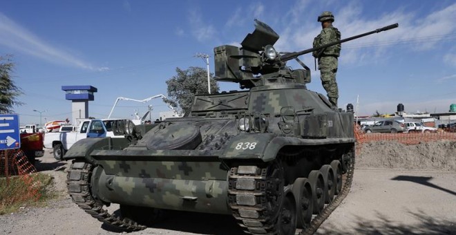 Uno de los tanques que custodia la prisión en la que permanecerá encerrado 'El Chapo'. - EFE
