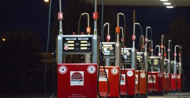 Surtidores de combustible en una gasolinera. REUTERS