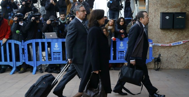 Diego Torres, el  exsocio de Iñaki Urdangarin, y su espola, Ana Maria Tejeiro, llegan al juicio del caso Nóos, precedidos por su abogado Manuel Gonzalez Peeters. REUTERS/Marcelo del Pozo