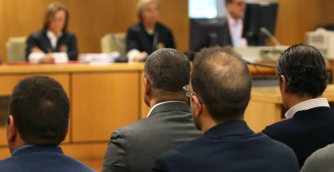 Los quince procesados por la tragedia del Madrid Arena, con el empresario Miguel Ángel Flores a la cabeza (2i), en el banquillo de los acusados. EFE