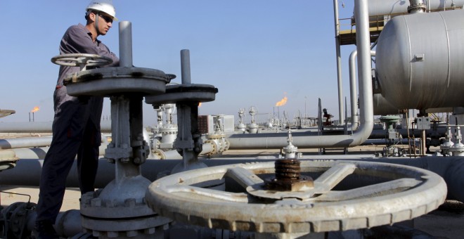 Un trabajador del campo petrolífero de Nahr Bin Umar, al norte de Basora (Iraq). REUTERS/Essam Al-Sudani