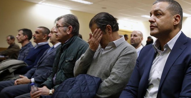 Miguel Ángel Flores, principal acusado por la tragedia del Madrid Arena, sentado en el banquillo de la Audiencia Provincial de Madrid junto a otros acusados. EFE