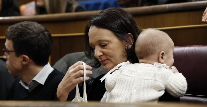 La diputada de Podemos Carolina Bescansa, con su bebé, en su escaño del Congreso donde este miércoles se celebra la constitución de las nuevas Cortes Generales./ EFE