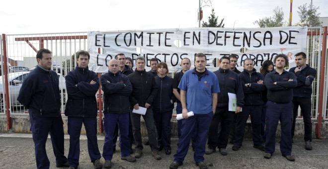 El comité de empresa de la planta de TRW en Pamplona, dedicada a la automoción, ha exigido la retirada del expediente de despido colectivo anunciado en esta factoría, que cuenta con 620 trabajadores. EFE/Villar López
