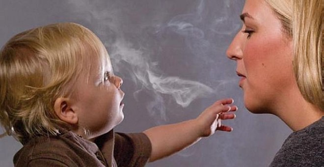 Los profesionales sanitarios deben informar a los padres sobre las consecuencias en la salud de la exposición al humo del tabaco en sus hijos.- REUTERS