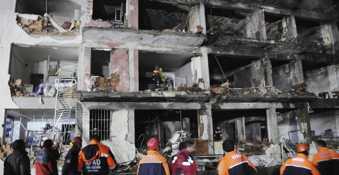 Miembros de los servicios de rescate trabajan en el lugar donde se ha producido un atentado con coche bomba en la comisaria de policía del distrito de Cinar en Diyarbakir (Turquía). EFE