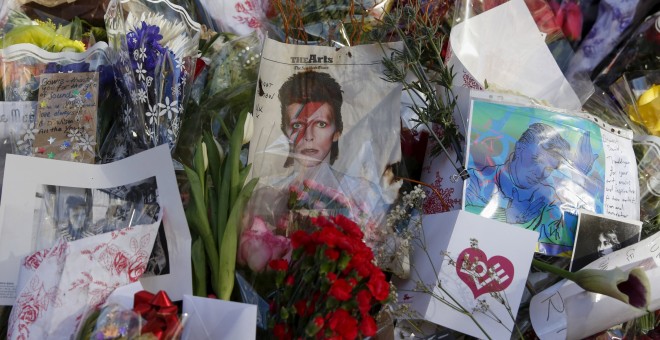 Cientos de flores, postales y retratos de Bowie se acumulan a las afueras de su casa en Nueva York. /REUTERS