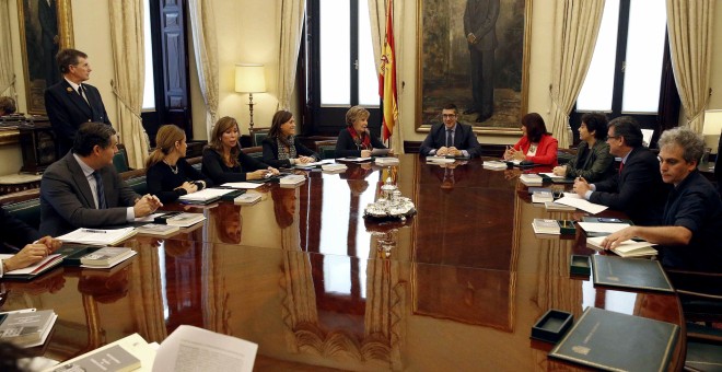 El presidente de la Cámara Baja, Patxi López (5d), preside la primera reunión de la Mesa del Congreso de la XI legislatura. EFE/J.J. Guillén