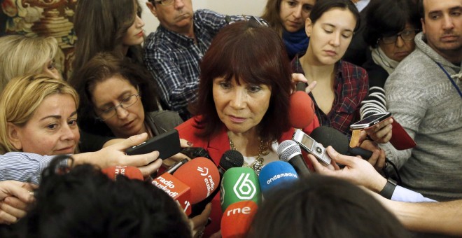 La vicepresidenta segunda de la Mesa del Congreso, Micaela Navarro, atiende a los medios tras la primera reunión del órgano rector de la Cámara Baja de la XI legislatura. EFE/J.J. Guillén