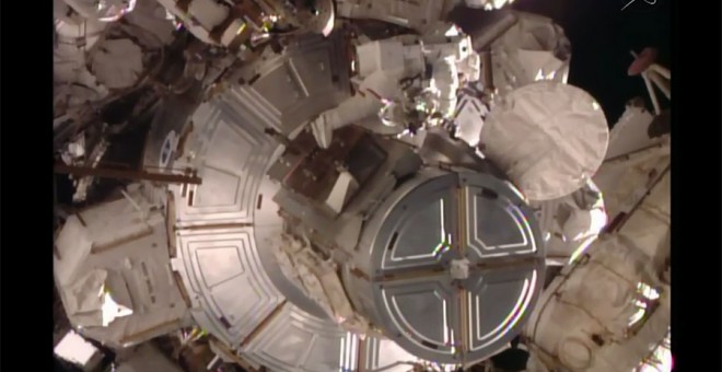 Los astronautas Tim Peake, de la ESA, y Tim Kopra, de la NASA, salieron hoy de la Estación Espacial Internacional para reemplazar una unidad defectuosa, un paseo espacial que ha durado cerca algo menos de dos horas. /NASA