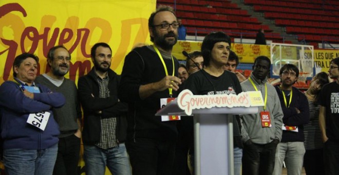 Los diputados de la CUP, Benet Salellas (en el atril) y Anna Gabriel (detras, al lado de Antonio Baños), junto a otros dirigentes de la CUP.