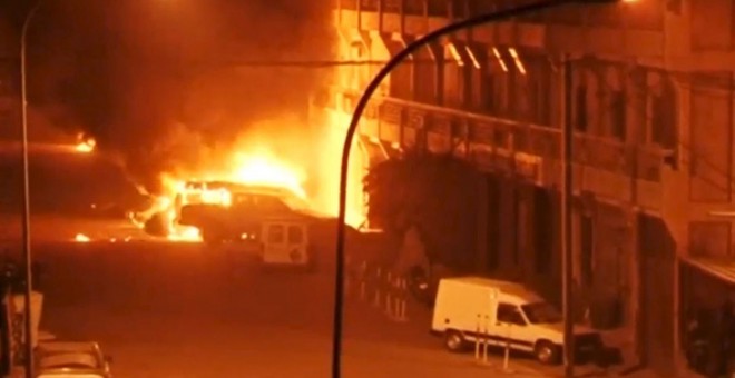 Imagen del fuego tras la explosión de los coches cerca del hotel Splendid./ REUTERS