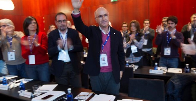 El líder de Unió, Josep Antón Durán i Lleida, recibe la ovación de Ramón Espadaler, Montse Surroca y Josep Sánchez Llibre, entre otros, después de su intervención en el Consell Nacional./ EFE