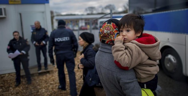 Varios refugiados llegan al campamento temporal en Schaerding Am Inn, Austria.- Christian Bruna (EFE)