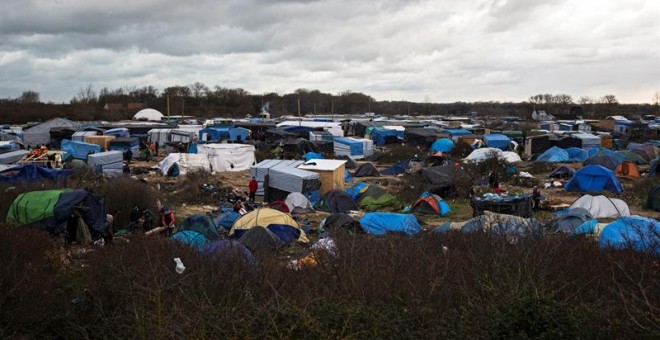 Vista general de un campamento de refugiados conocido como 'La Jungla' en Calais (Francia). Entre 4000 y 7000 migrantes están viviendo actualmente en este campamento.- ETIENNE LAURENT (EFE)