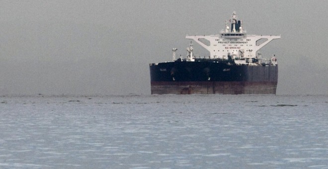 El superpetrolero iraní, con bandera de Malta, 'Delvar', anclado fuera del puerto de Singapur. REUTERS/Tim Chong