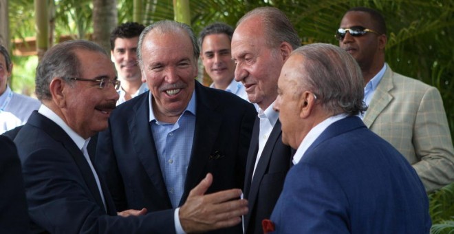 José Fanjul (segundo por la izquierda) y el rey Juan Carlos, con varios empresarios. EFE