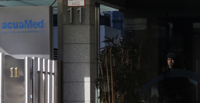 Un agente de la Guardia Civil en la entrada de la sede de Acuamed. REUTERS/Susana Vera