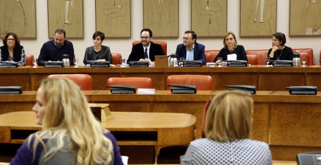 Vista general de la reunion del Grupo Parlamentario Socialista en el Congreso de los Diputados, presidida por Antonio Hernando. EFE/ Sergio Barrenechea
