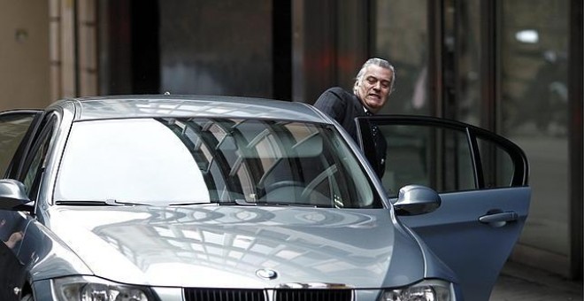 El extesorero del PP, Luis Bárcenas, subiéndose a un BMW