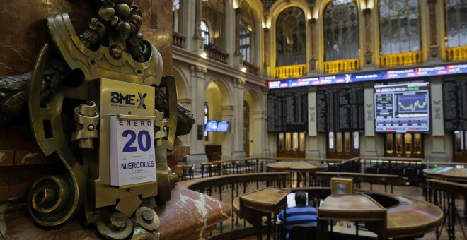 Vista general de la Bolsa de Madrid, en una jornada de nuevos desplomes en los mercados europeos por la caída del precio del petróleo. EFE/Emilio Naranjo