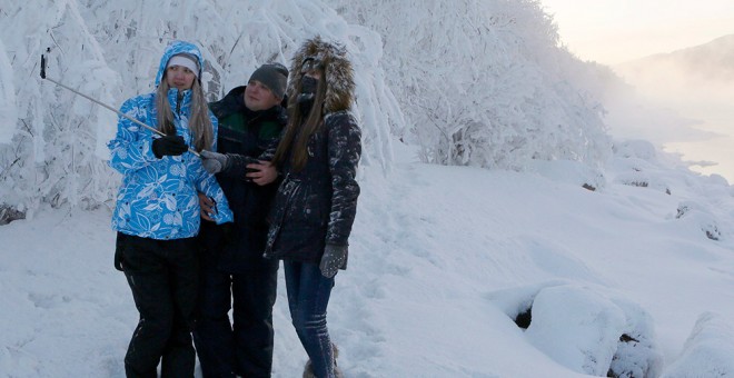 Tres jóvenes se hacen un 'selfie' en Rusia.- ILLYA MAYMUSHIN (REUTERS)