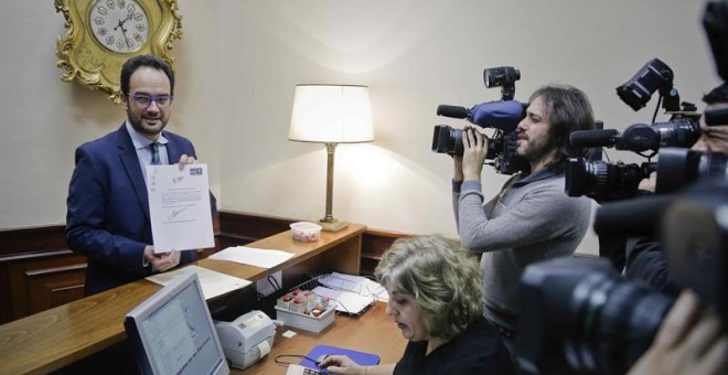 El portavoz parlamentario del PSOE, Antonio Hernando, en el registro del Congreso donde el PSOE ha presentado varias iniciativas despues de que la reunión de la Mesa del Congreso haya rechazado hoy la solicitud de grupo parlamentario conjunto formado por