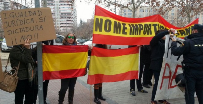 Imagen de las pancartas exhibidas por los simpatizantes de los ultras que atacaron Blanquerna. / Democracia Nacional.