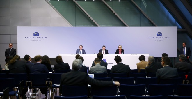 El presidente del BCE, Mario Draghi, con el vicepresidente, Vitor Constancio, y la directora de Comunicación, Christine Graeff, durante la rueda de prensa en Fráncfort tras la reunión del Consejo de Gobierno de la entidad. REUTERS/Kai Pfaffenbach