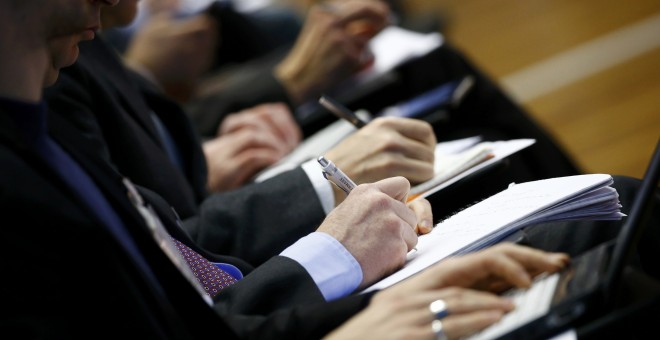 Los periodistas toman notas durante la rueda de prensa de Mario Draghi, tras la reunión mensual del Consejo de Gobierno del BCE en Fráncfort. REUTERS/Kai Pfaffenbach