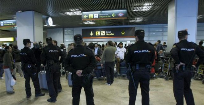Agentes de policía en el aeropuerto de Barajas, donde Carlos Salamanca fue comisario. EFE