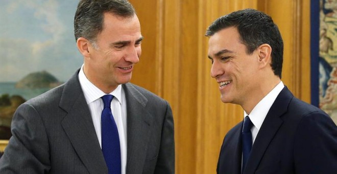 El rey Felipe VI recibe al secretario general del PSOE, Pedro Sánchez (d), dentro de la ronda de consultas. /EFE