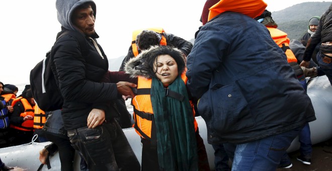 Una refugiada iraquí, nada más llegar a la isla griega de Lesbos. - REUTERS