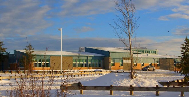 Imagen del exterior de la escuela de La Loche (Canadá) que ha sufrido el ataque. /REUTERS