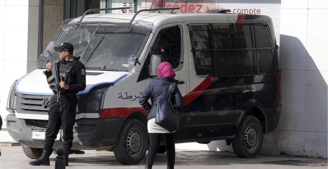 Un miembro de la policía tunecina hace guardia en la avenida Bourguiba, en Túnez. EFE/Mohamed Messara