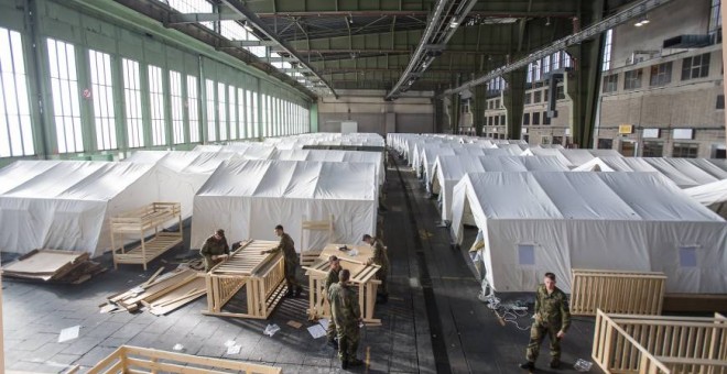 Las Fuerzas Armadas alemanas preparan el aeropuerto de Tempelhof, en Berlín, para recibir a los refugiados. REUTERS
