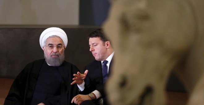 El presidente iraní Hassan Rohani conversa con el primer ministro italiano, Matteo Renzi, en el Palacio Campidoglio, en Roma. REUTERS/Alessandro Bianchi