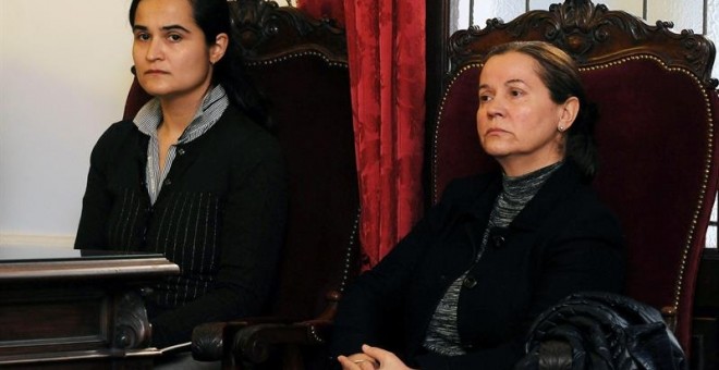 Montserrat González, autora confesa del asesinato de Isabel Carrasco, y su hija Triana, en el juicio. EFE/J.Casares