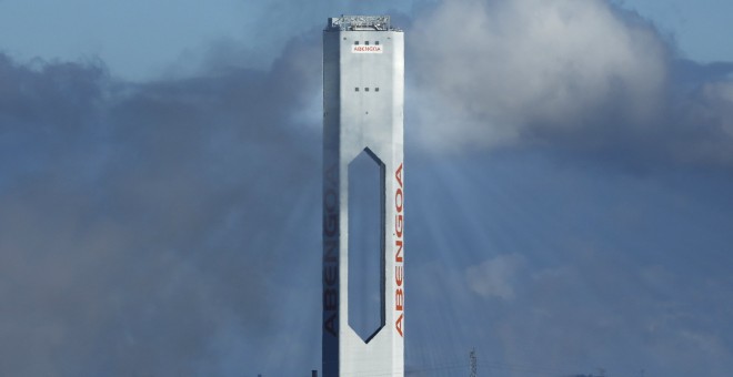 Torre de la planta solar Solúcar, de Abengoa, en la localidad sevillana de Sanlucar la Mayor. REUTERS/Marcelo del Pozo