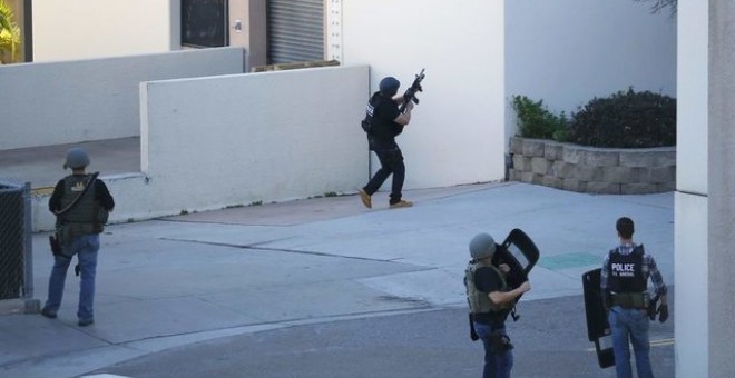 Las fuerzas policiales convergen en un área cerca de un aparcamiento junto al edificio 26 en el Centro Médico Naval en San Diego. REUTERS