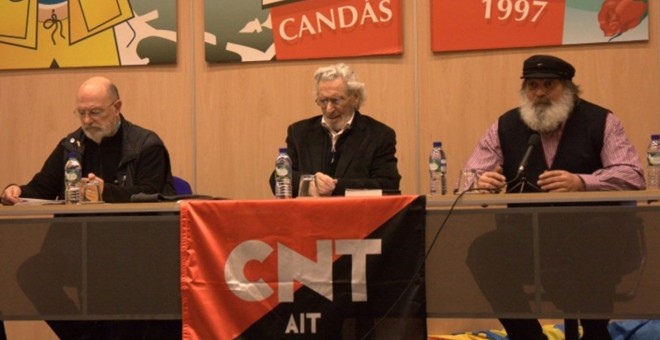 Jose Luis García Rúa (centro), en la charla 'Más de 100 años de anarcosindicalismo' en Candás. / CNT