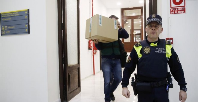 El último escándalo de corrupción saltó ayer en Valencia, con la detención de Alfonso Rus y los registros en las oficinas del grupo popular. /EFE