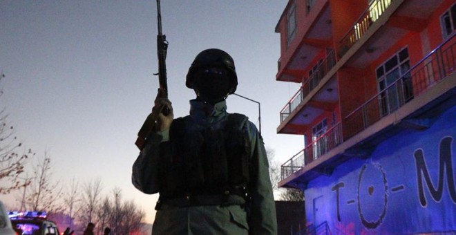 Un soldado monta guardia en el lugar donde fue perpetrado un atentado suicida cerca de la embajada de Rusia en Kabul el pasado 20 de enero. EFE